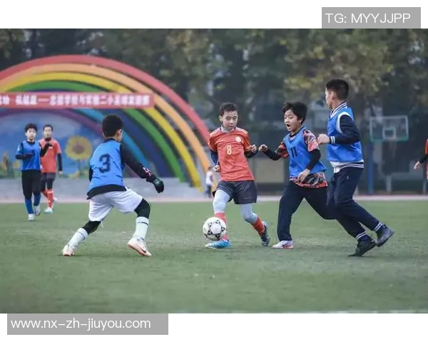 戴眼镜的足球爱好者如何在绿茵场上展现风采与技巧 戴眼镜的足球爱好者如何在绿茵场上展现风采与技巧